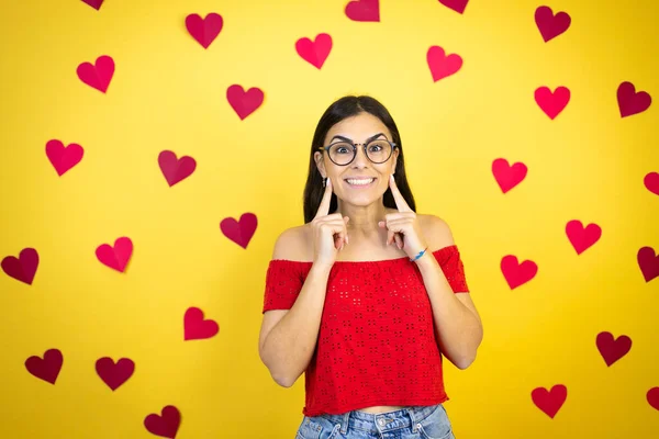 Ung Vacker Kvinna Över Gul Bakgrund Med Röda Hjärtan Ler — Stockfoto