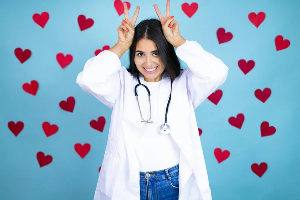 Giovane Donna Medico Indossa Cappotto Medico Stetoscopio Sfondo Blu Con — Foto Stock