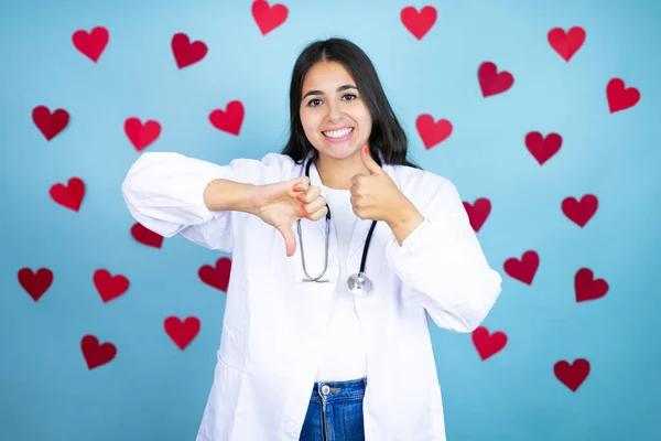 Giovane Donna Medico Indossa Cappotto Medico Stetoscopio Sfondo Blu Con — Foto Stock