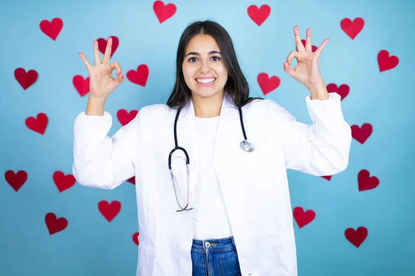Fiatal Orvos Visel Orvosi Kabát Sztetoszkóp Kék Háttér Piros Szív — Stock Fotó