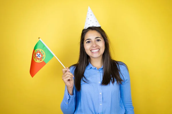 Mulher Branca Jovem Usando Chapéu Aniversário Sobre Fundo Amarelo Isolado — Fotografia de Stock