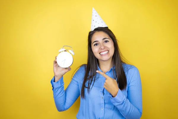 Jovem Caucasiana Usando Chapéu Aniversário Sobre Fundo Amarelo Isolado Surpreso — Fotografia de Stock