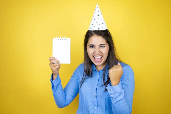 Jonge Blanke Vrouw Draagt Een Verjaardagshoed Geïsoleerde Gele Achtergrond Glimlachend — Stockfoto