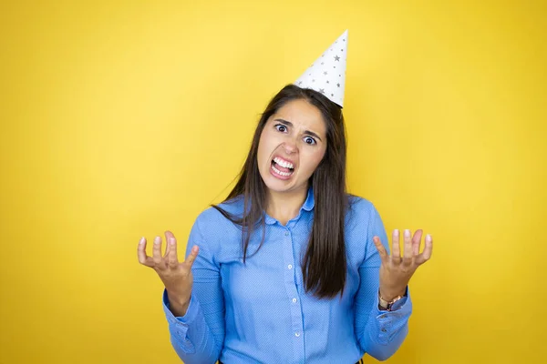 Mujer Caucásica Joven Con Sombrero Cumpleaños Sobre Fondo Amarillo Aislado — Foto de Stock