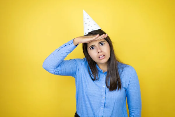 Mujer Caucásica Joven Con Sombrero Cumpleaños Sobre Fondo Amarillo Aislado — Foto de Stock