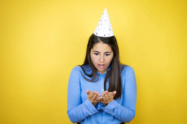 Mujer Caucásica Joven Que Lleva Sombrero Cumpleaños Sobre Fondo Amarillo — Foto de Stock