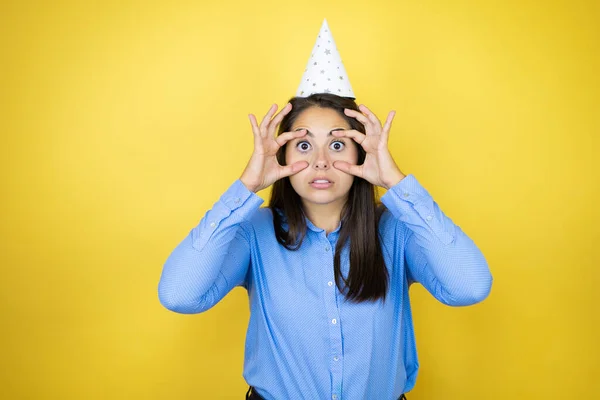 Mujer Caucásica Joven Usando Sombrero Cumpleaños Sobre Fondo Amarillo Aislado — Foto de Stock