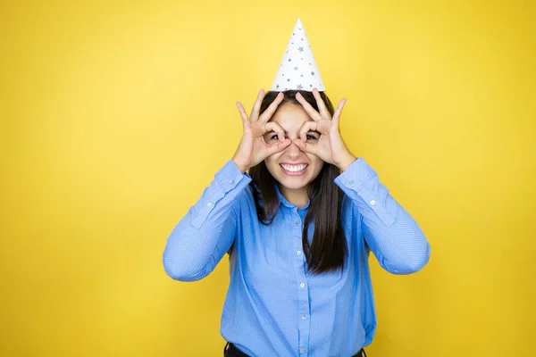 Mujer Caucásica Joven Con Sombrero Cumpleaños Sobre Fondo Amarillo Aislado — Foto de Stock