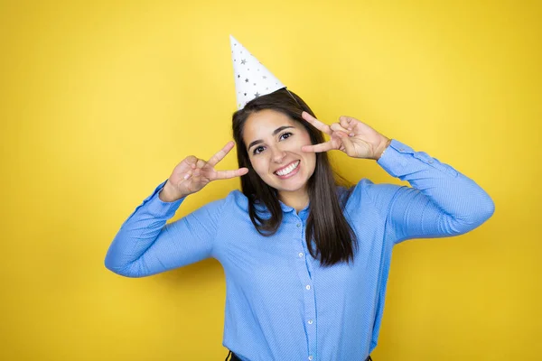 Jonge Blanke Vrouw Draagt Een Verjaardagshoed Geïsoleerde Gele Achtergrond Doet — Stockfoto