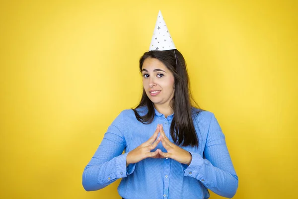 Jonge Blanke Vrouw Draagt Een Verjaardagshoed Geïsoleerde Gele Achtergrond Met — Stockfoto