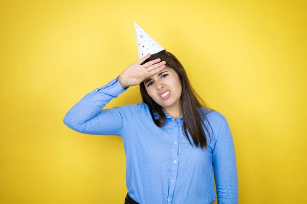 Mujer Caucásica Joven Que Lleva Sombrero Cumpleaños Sobre Fondo Amarillo — Foto de Stock