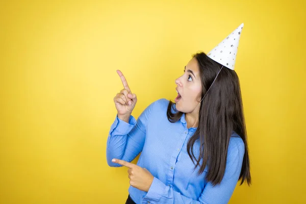 Joven Mujer Caucásica Usando Sombrero Cumpleaños Sobre Fondo Amarillo Aislado — Foto de Stock