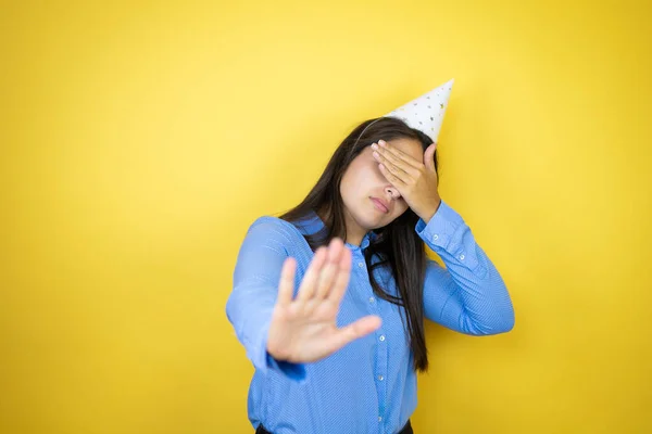 Mujer Caucásica Joven Que Lleva Sombrero Cumpleaños Sobre Fondo Amarillo — Foto de Stock