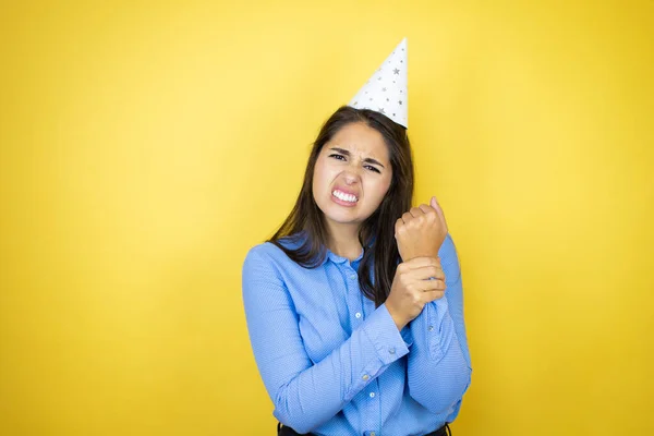 Mujer Caucásica Joven Que Lleva Sombrero Cumpleaños Sobre Fondo Amarillo — Foto de Stock