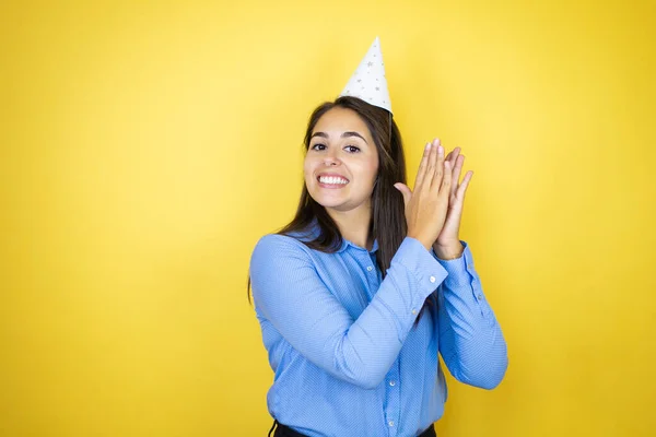 Mujer Caucásica Joven Con Sombrero Cumpleaños Sobre Fondo Amarillo Aislado — Foto de Stock