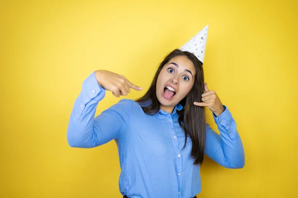 Jonge Blanke Vrouw Draagt Een Verjaardagshoed Geïsoleerde Gele Achtergrond Noemt — Stockfoto