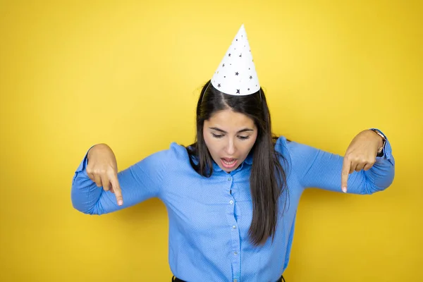 Jonge Blanke Vrouw Met Een Verjaardagshoed Geïsoleerde Gele Achtergrond Verrast — Stockfoto