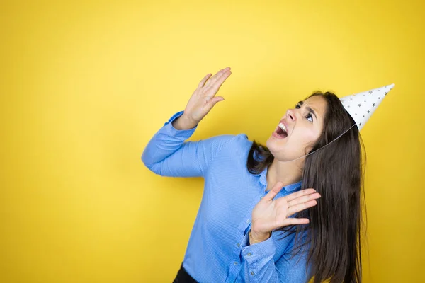 Mulher Caucasiana Jovem Usando Chapéu Aniversário Sobre Fundo Amarelo Isolado — Fotografia de Stock