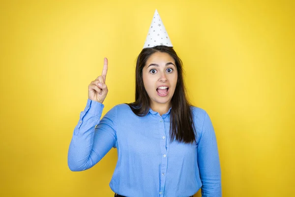 Jovem Caucasiana Usando Chapéu Aniversário Sobre Fundo Amarelo Isolado Surpreendido — Fotografia de Stock