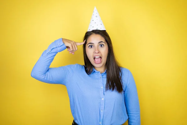 Mulher Caucasiana Jovem Usando Chapéu Aniversário Sobre Fundo Amarelo Isolado — Fotografia de Stock