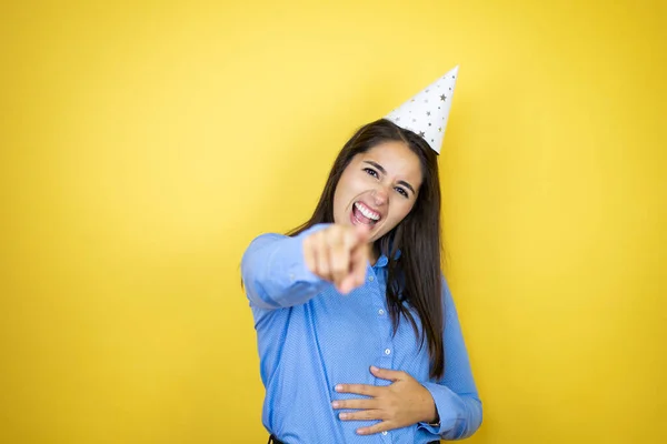 Jonge Blanke Vrouw Met Een Verjaardagshoed Geïsoleerde Gele Achtergrond Lachend — Stockfoto