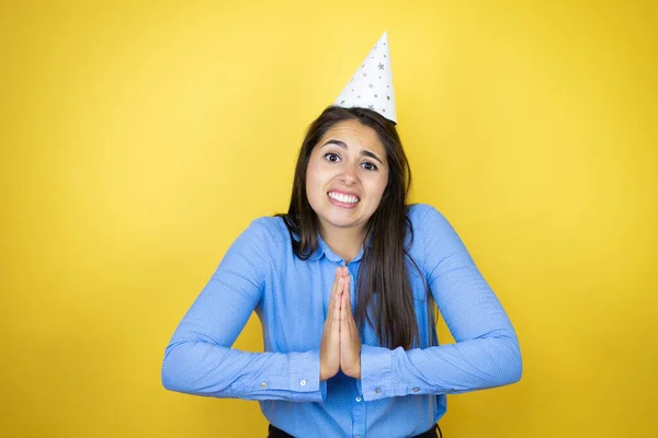 Mujer Caucásica Joven Con Sombrero Cumpleaños Sobre Fondo Amarillo Aislado — Foto de Stock