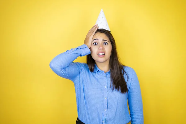 Joven Mujer Caucásica Usando Sombrero Cumpleaños Sobre Fondo Amarillo Aislado — Foto de Stock