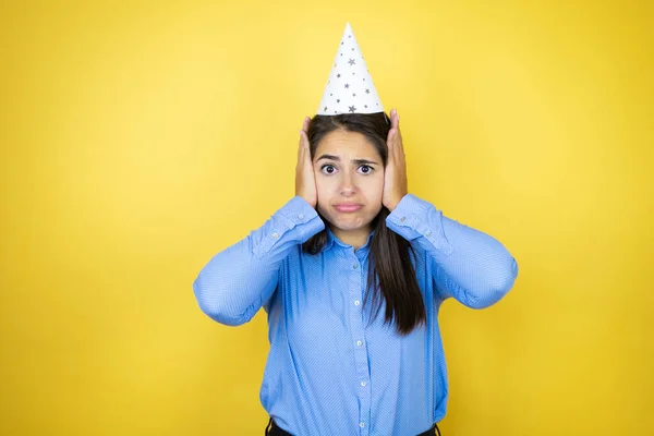 Mujer Caucásica Joven Usando Sombrero Cumpleaños Sobre Fondo Amarillo Aislado — Foto de Stock