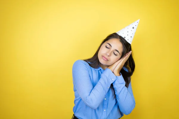 Mujer Caucásica Joven Con Sombrero Cumpleaños Sobre Fondo Amarillo Aislado — Foto de Stock