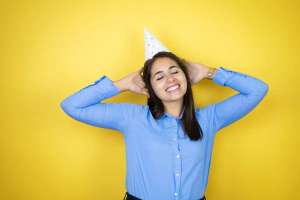 Mujer Caucásica Joven Con Sombrero Cumpleaños Sobre Fondo Amarillo Aislado — Foto de Stock