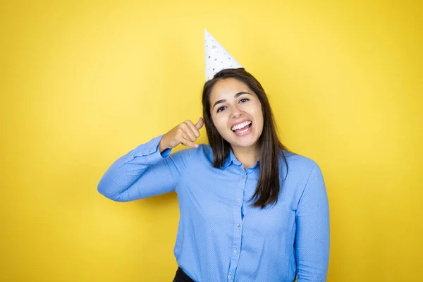 Mulher Caucasiana Jovem Usando Chapéu Aniversário Sobre Fundo Amarelo Isolado — Fotografia de Stock