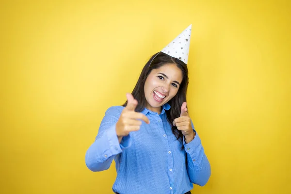 Mulher Branca Jovem Usando Chapéu Aniversário Sobre Fundo Amarelo Isolado — Fotografia de Stock