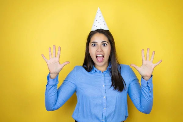 Young Caucasian Woman Wearing Birthday Hat Isolated Yellow Background Showing — Stock Photo, Image