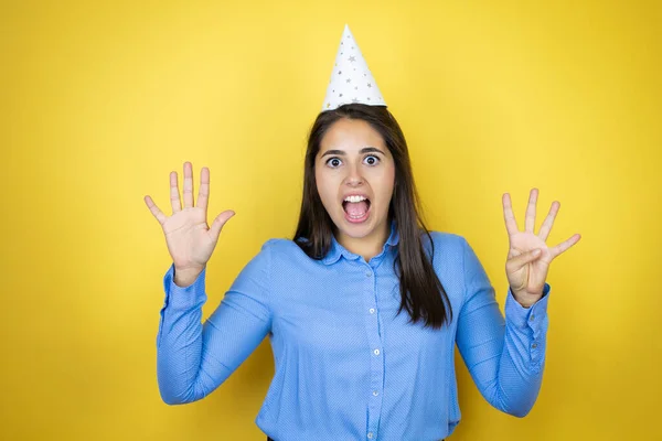 Jonge Blanke Vrouw Draagt Een Verjaardagshoed Geïsoleerde Gele Achtergrond Tonen — Stockfoto