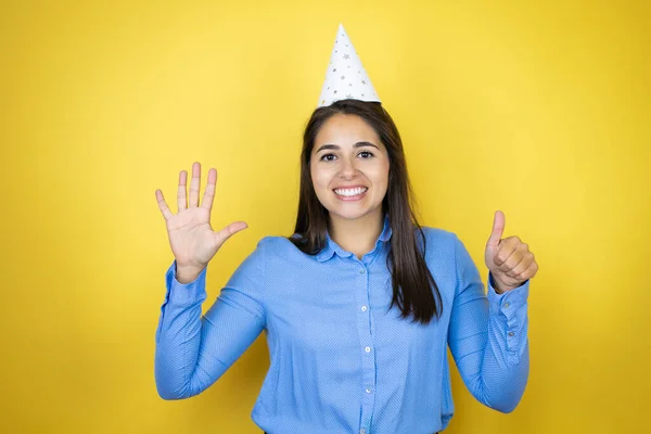 Mujer Caucásica Joven Con Sombrero Cumpleaños Sobre Fondo Amarillo Aislado — Foto de Stock