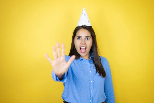 Mujer Caucásica Joven Con Sombrero Cumpleaños Sobre Fondo Amarillo Aislado — Foto de Stock