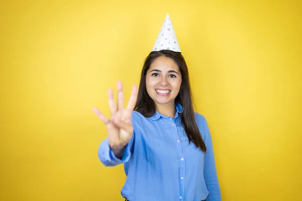 Jonge Blanke Vrouw Draagt Een Verjaardagshoed Geïsoleerde Gele Achtergrond Tonen — Stockfoto