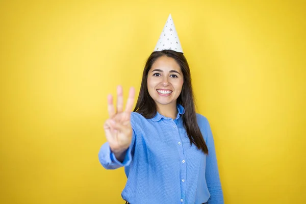 Young Caucasian Woman Wearing Birthday Hat Isolated Yellow Background Showing — Stock Photo, Image