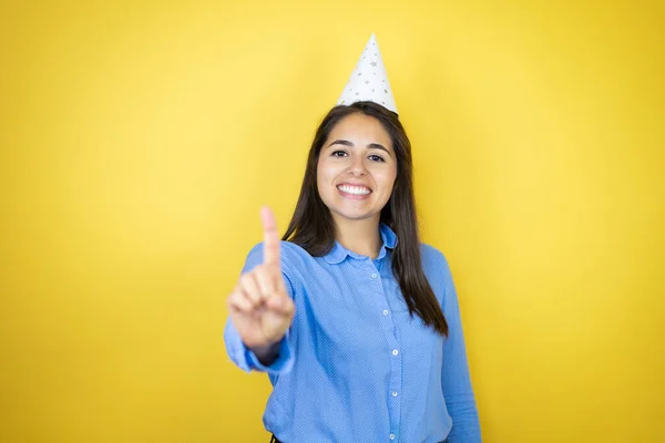 Mujer Caucásica Joven Con Sombrero Cumpleaños Sobre Fondo Amarillo Aislado — Foto de Stock