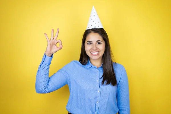 Young Caucasian Woman Wearing Birthday Hat Isolated Yellow Background Doing — Foto de Stock