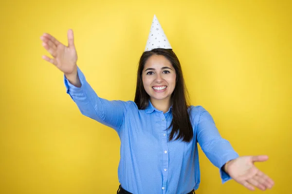 Young Caucasian Woman Wearing Birthday Hat Isolated Yellow Background Looking — Fotografia de Stock