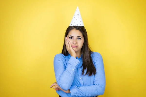 Mujer Caucásica Joven Con Sombrero Cumpleaños Sobre Fondo Amarillo Aislado — Foto de Stock