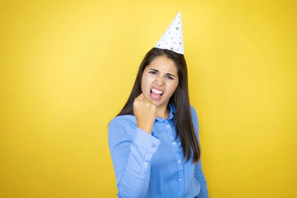 Jonge Blanke Vrouw Met Een Verjaardagshoed Geïsoleerde Gele Achtergrond Boos — Stockfoto