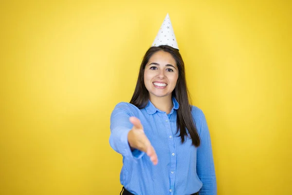 Jonge Blanke Vrouw Met Een Verjaardagshoed Geïsoleerde Gele Achtergrond Glimlachend — Stockfoto