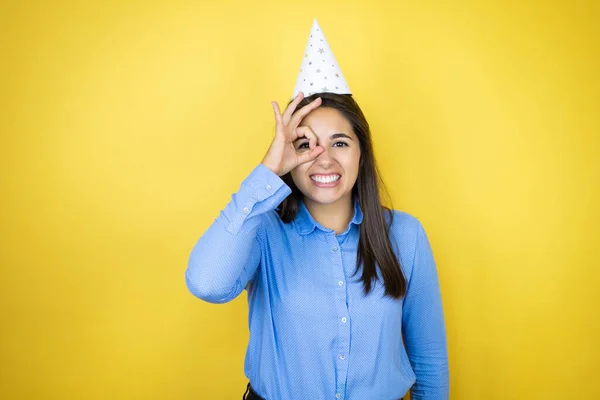 Mujer Caucásica Joven Con Sombrero Cumpleaños Sobre Fondo Amarillo Aislado — Foto de Stock