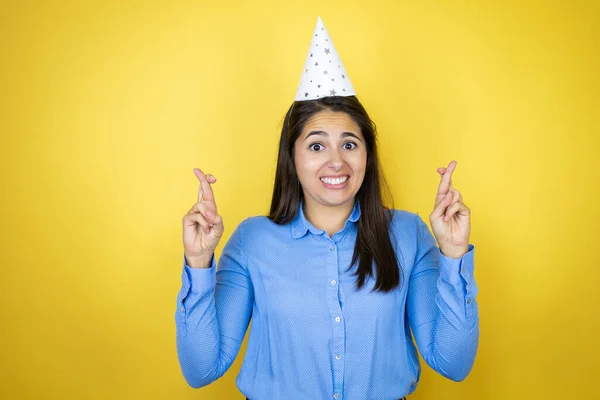 Mujer Caucásica Joven Con Sombrero Cumpleaños Sobre Fondo Amarillo Aislado — Foto de Stock