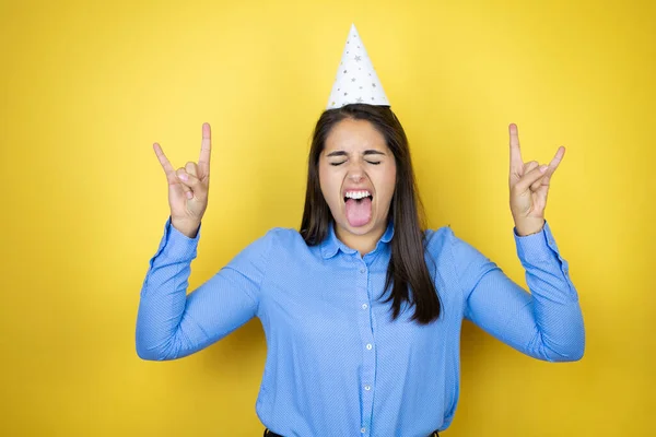 Young Caucasian Woman Wearing Birthday Hat Isolated Yellow Background Shouting — Fotografia de Stock