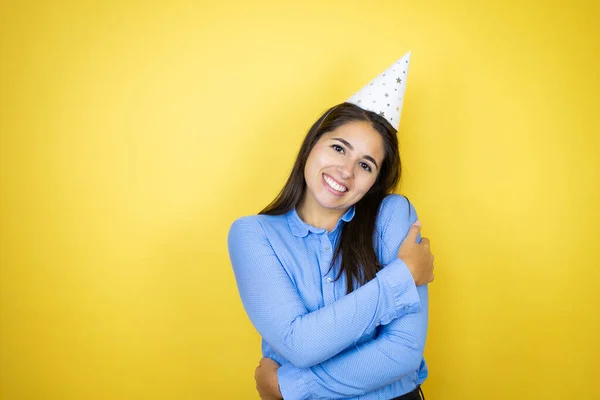 Young Caucasian Woman Wearing Birthday Hat Isolated Yellow Background Hugging — Fotografia de Stock