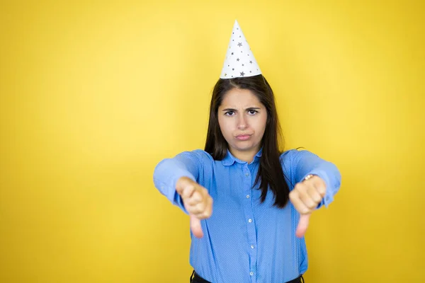 Young Caucasian Woman Wearing Birthday Hat Isolated Yellow Background Angry — Foto de Stock