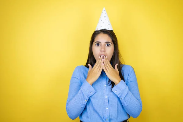 Mujer Caucásica Joven Con Sombrero Cumpleaños Sobre Fondo Amarillo Aislado — Foto de Stock